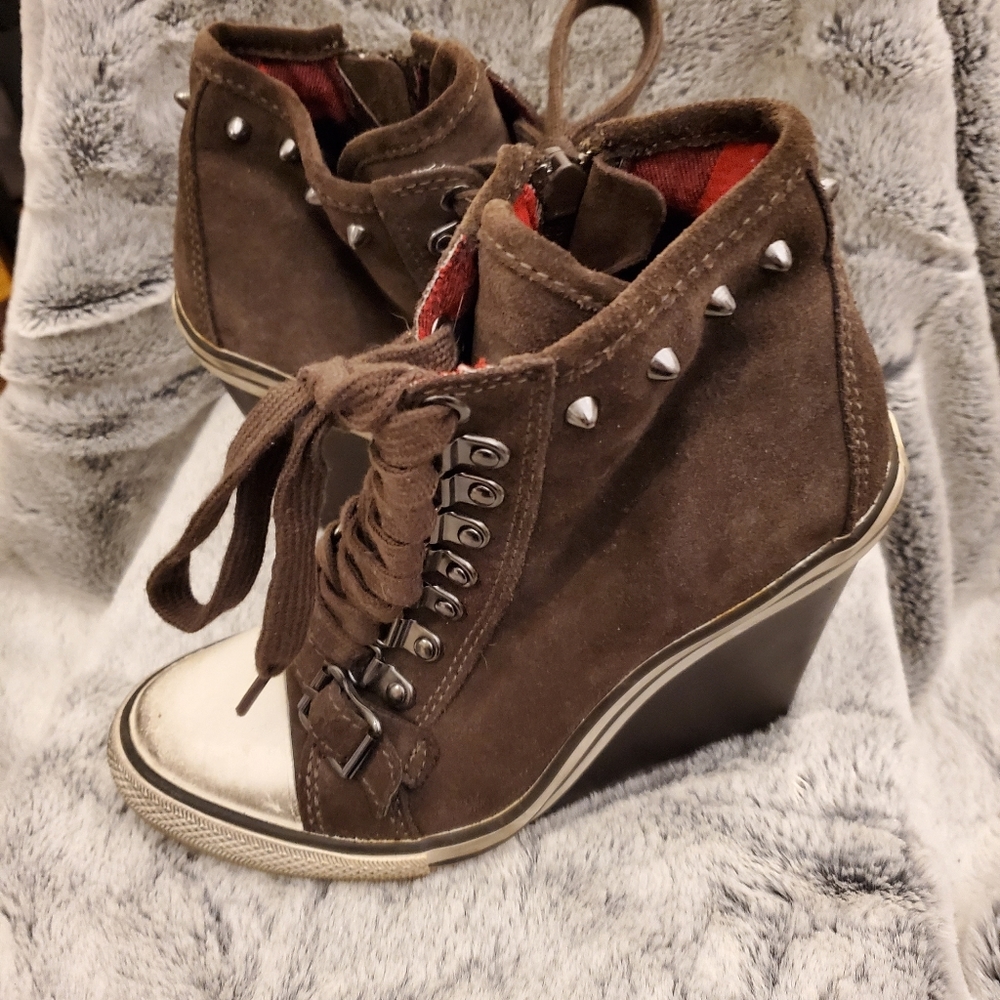 Gianni Bini wedge shoe.